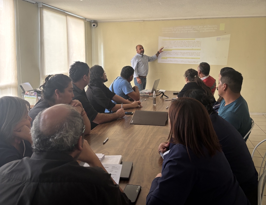 En APCON nos especializamos en la implementación del Decreto Supremo N°44, la Ley 16.744, los Protocolos MINSAL y la Ley Karin. Ofrecemos soluciones integrales para prevenir riesgos laborales, garantizar la salud y seguridad de los trabajadores, y asegurar el cumplimiento normativo de tu empresa. Brindamos asesoría, capacitación y acompañamiento personalizado para construir entornos laborales seguros, saludables y libres de acoso.
